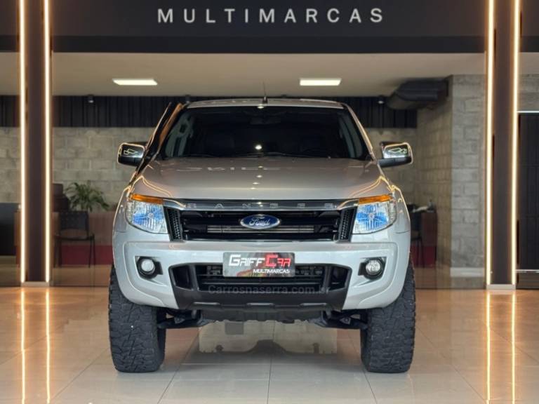 FORD - RANGER - 2013/2014 - Prata - R$ 121.900,00