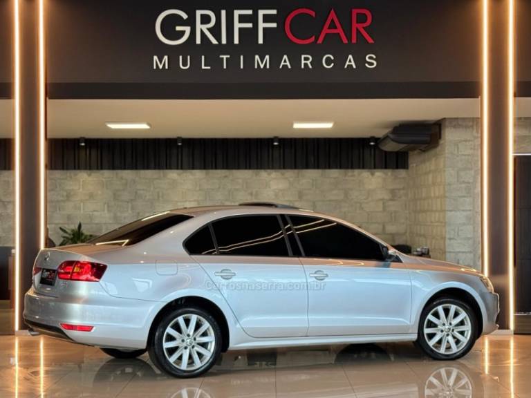 VOLKSWAGEN - JETTA - 2013/2014 - Prata - R$ 75.900,00