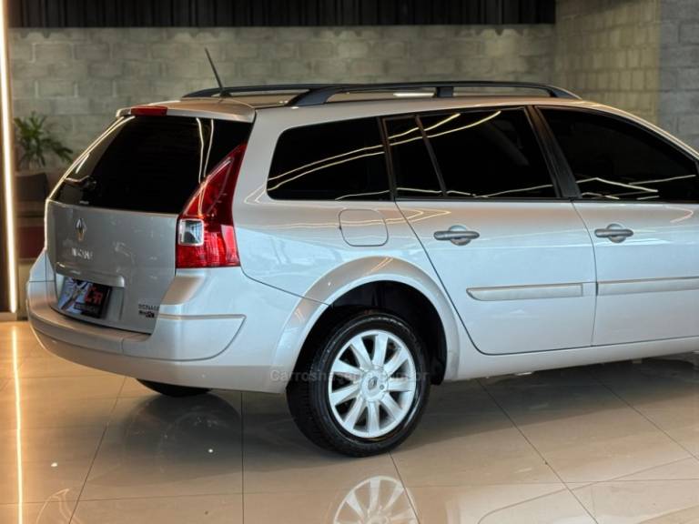 RENAULT - MÉGANE - 2011/2011 - Prata - R$ 35.900,00