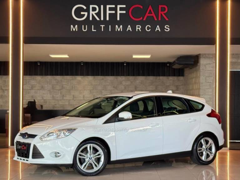 FORD - FOCUS - 2014/2015 - Branca - R$ 54.900,00