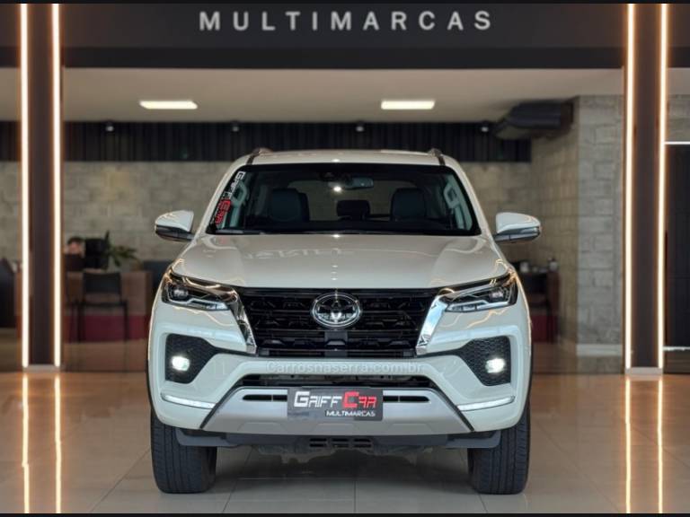 TOYOTA - HILUX SW4 - 2021/2021 - Branca - R$ 309.900,00