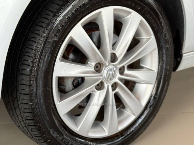 VOLKSWAGEN - FOX - 2010/2011 - Prata - R$ 39.900,00