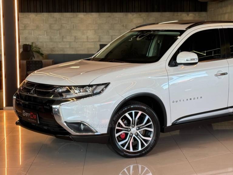 MITSUBISHI - OUTLANDER - 2015/2016 - Branca - R$ 121.900,00