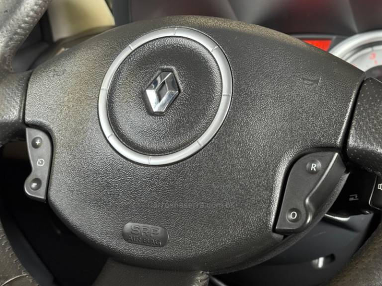 RENAULT - MÉGANE - 2011/2011 - Prata - R$ 35.900,00