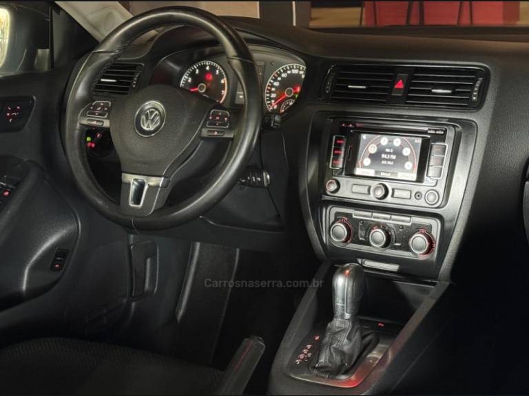VOLKSWAGEN - JETTA - 2012/2013 - Preta - R$ 68.900,00