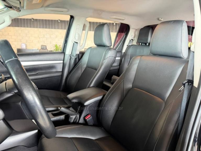 TOYOTA - HILUX - 2020/2021 - Preta - R$ 249.900,00