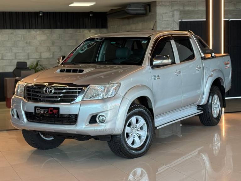 TOYOTA - HILUX - 2014/2014 - Prata - R$ 147.900,00
