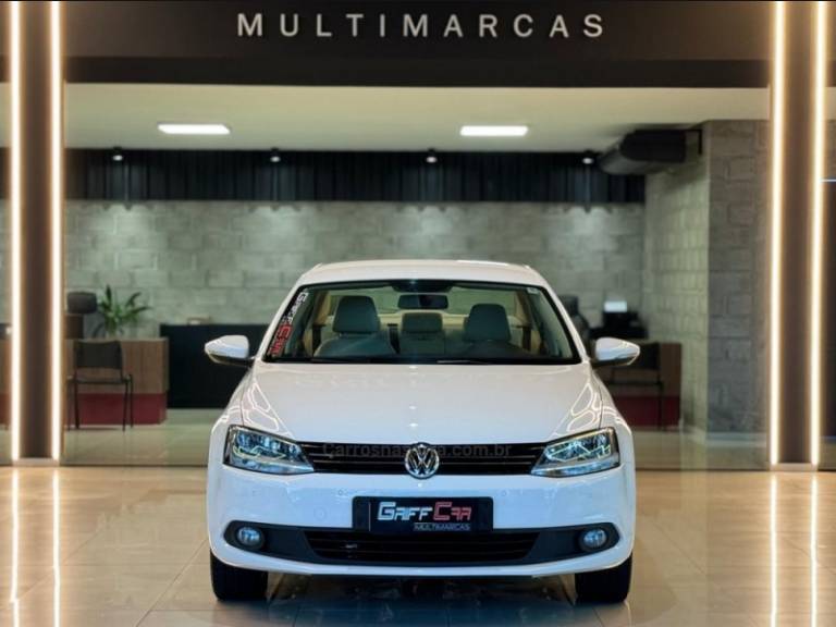 VOLKSWAGEN - JETTA - 2011/2012 - Branca - R$ 59.900,00