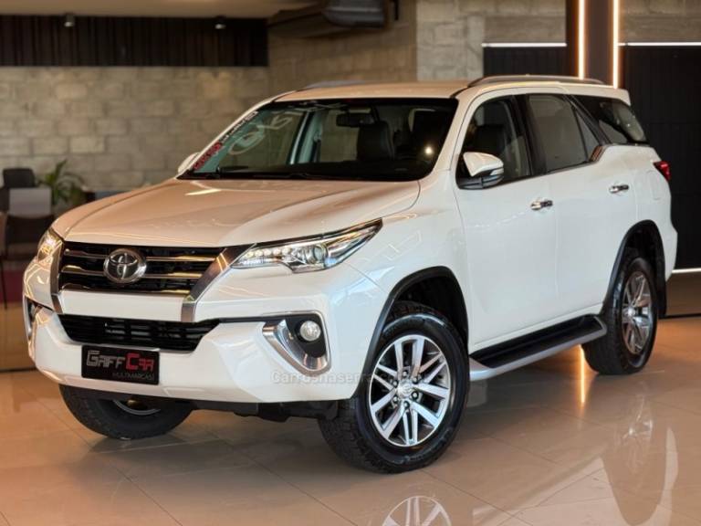 TOYOTA - HILUX SW4 - 2016/2017 - Branca - R$ 219.900,00