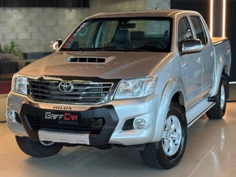 TOYOTA - HILUX - 2013/2014 - Prata - R$ 147.900,00