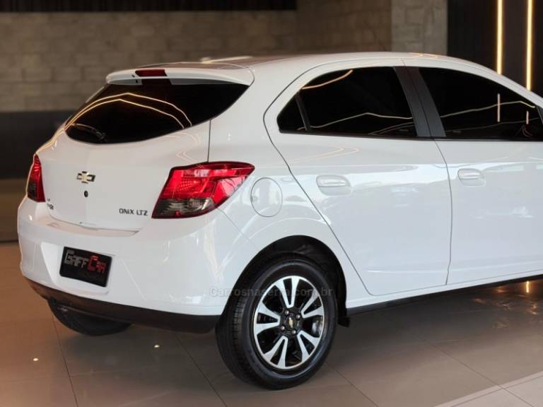 CHEVROLET - ONIX - 2015/2015 - Branca - R$ 55.900,00