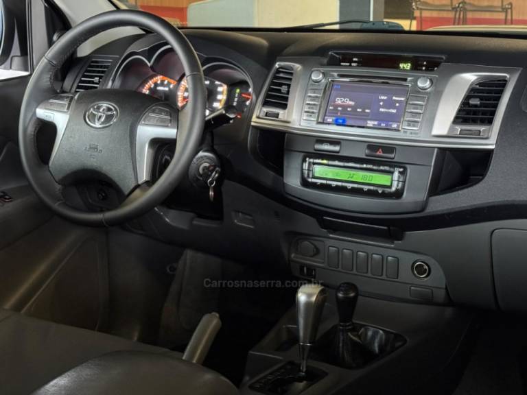 TOYOTA - HILUX - 2013/2014 - Prata - R$ 147.900,00