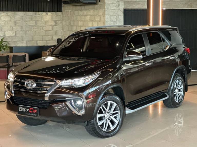 TOYOTA - HILUX SW4 - 2018/2019 - Marrom - R$ 259.900,00