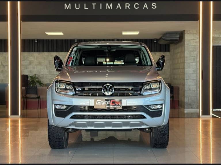 VOLKSWAGEN - AMAROK - 2017/2018 - Prata - R$ 147.900,00