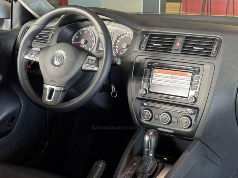 VOLKSWAGEN - JETTA - 2013/2014 - Prata - R$ 75.900,00