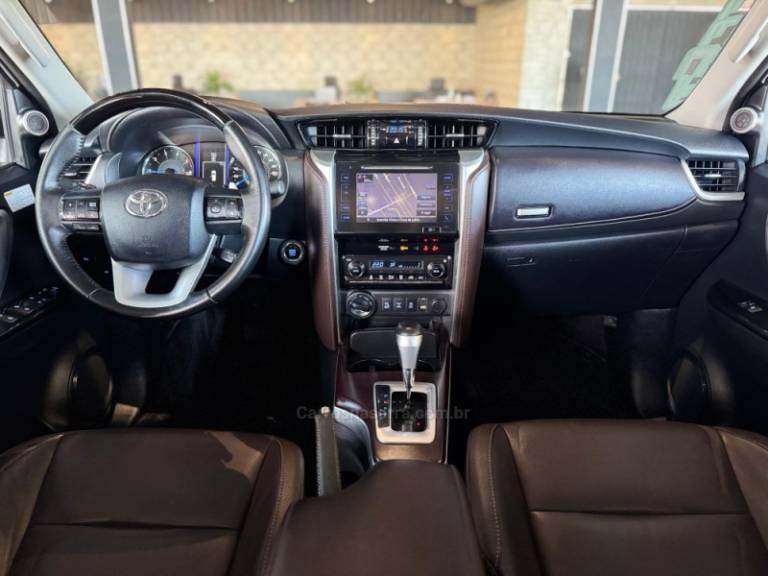 TOYOTA - HILUX SW4 - 2016/2017 - Branca - R$ 219.900,00