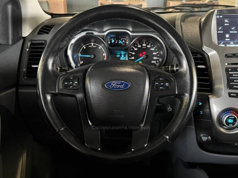 FORD - RANGER - 2013/2014 - Prata - R$ 121.900,00