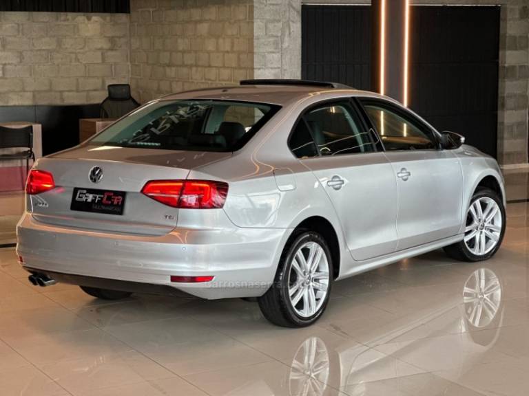 VOLKSWAGEN - JETTA - 2014/2015 - Vermelha - R$ 87.900,00