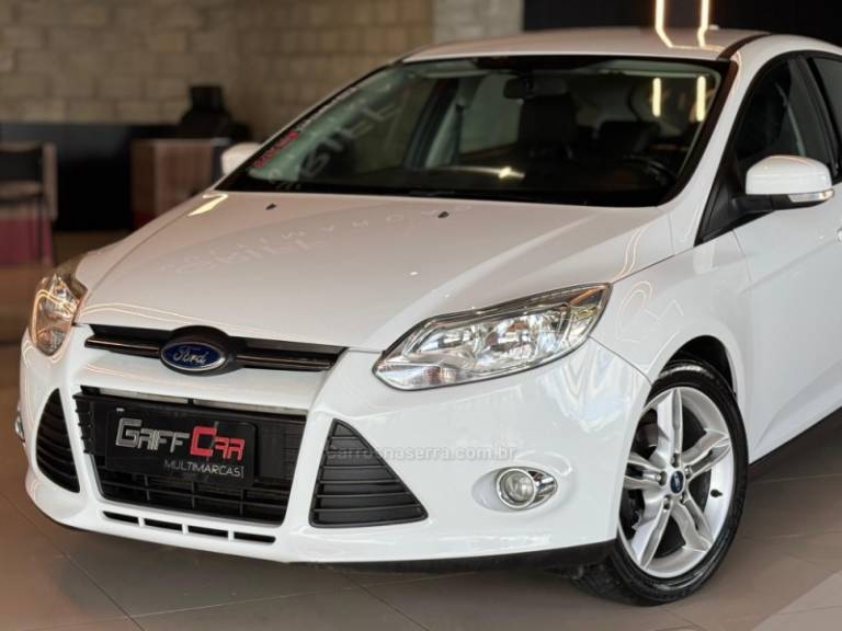 FORD - FOCUS - 2014/2015 - Branca - R$ 54.900,00