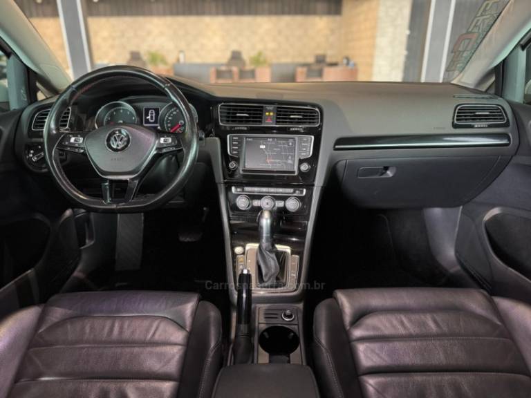 VOLKSWAGEN - GOLF - 2017/2017 - Branca - R$ 109.900,00