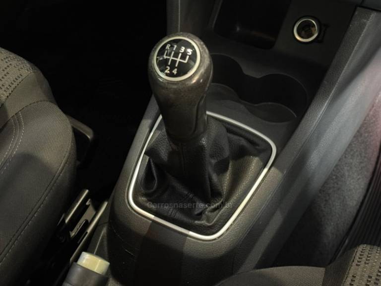 VOLKSWAGEN - FOX - 2013/2014 - Branca - R$ 41.900,00