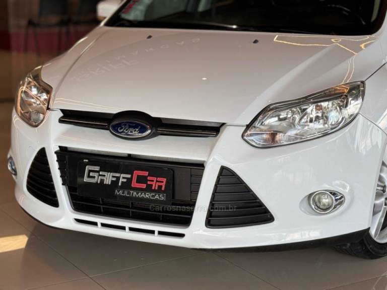 FORD - FOCUS - 2014/2015 - Branca - R$ 54.900,00