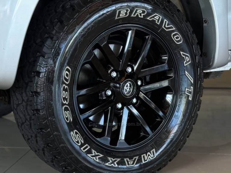 TOYOTA - HILUX - 2014/2014 - Prata - R$ 147.900,00