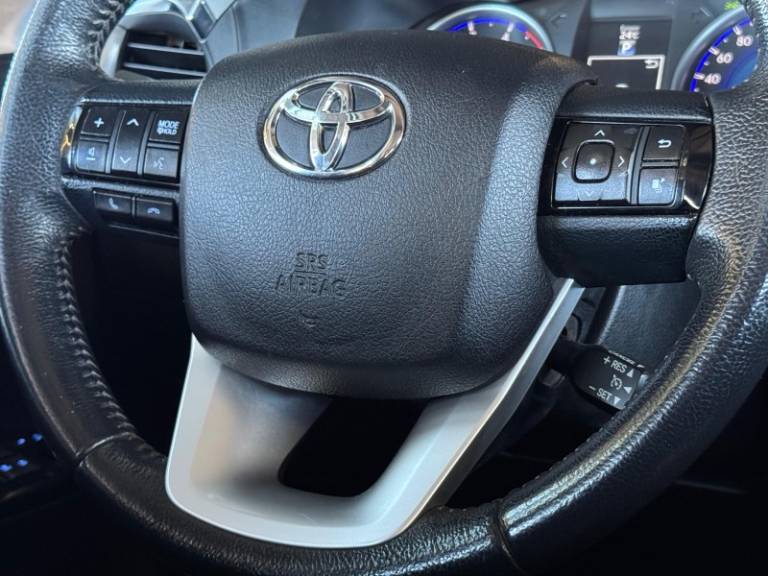 TOYOTA - HILUX - 2016/2017 - Vermelha - R$ 195.900,00