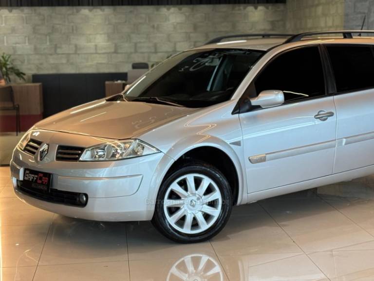 RENAULT - MÉGANE - 2011/2011 - Prata - R$ 35.900,00