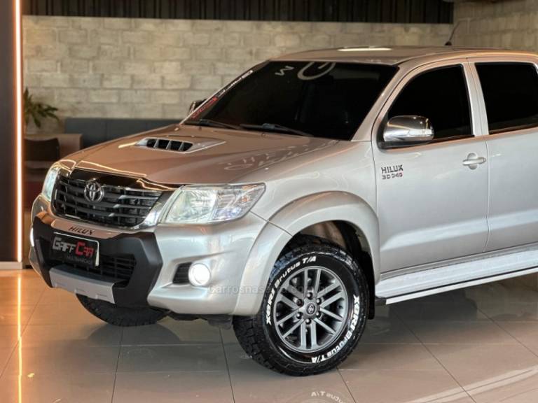 TOYOTA - HILUX - 2013/2014 - Prata - R$ 149.900,00