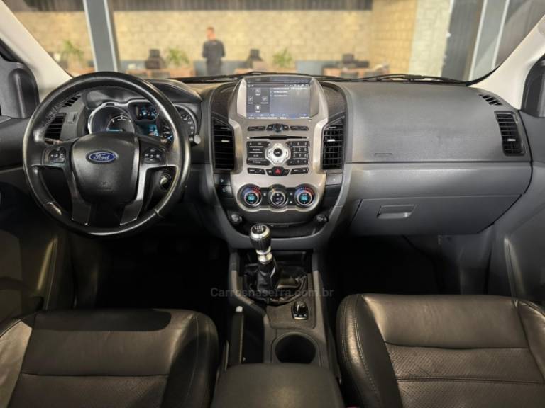 FORD - RANGER - 2013/2014 - Prata - R$ 121.900,00