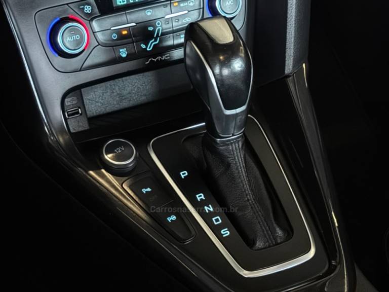 FORD - FOCUS - 2018/2019 - Prata - R$ 86.900,00