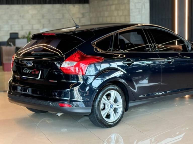 FORD - FOCUS - 2014/2015 - Preta - R$ 53.900,00