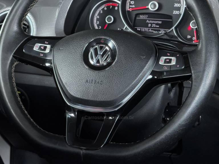 VOLKSWAGEN - UP - 2017/2018 - Branca - R$ 67.900,00