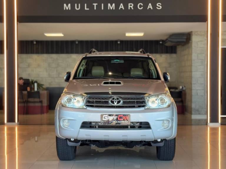 TOYOTA - HILUX SW4 - 2009/2010 - Prata - R$ 124.900,00