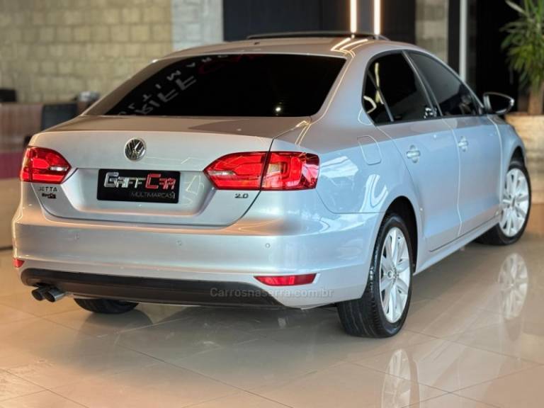 VOLKSWAGEN - JETTA - 2013/2014 - Prata - R$ 75.900,00