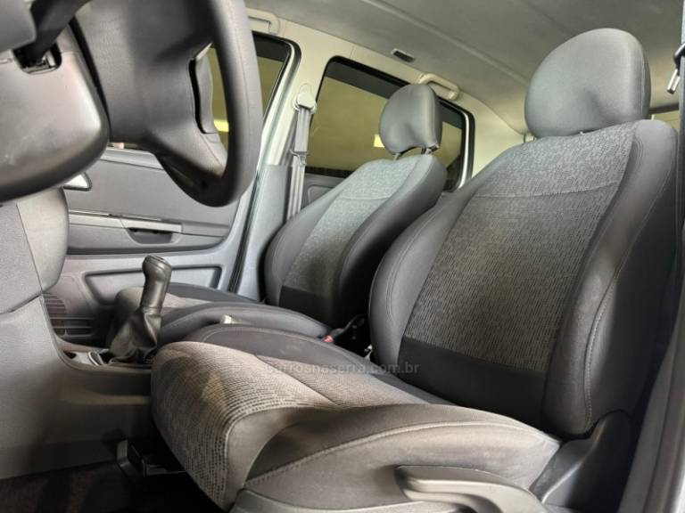 VOLKSWAGEN - FOX - 2013/2014 - Branca - R$ 41.900,00