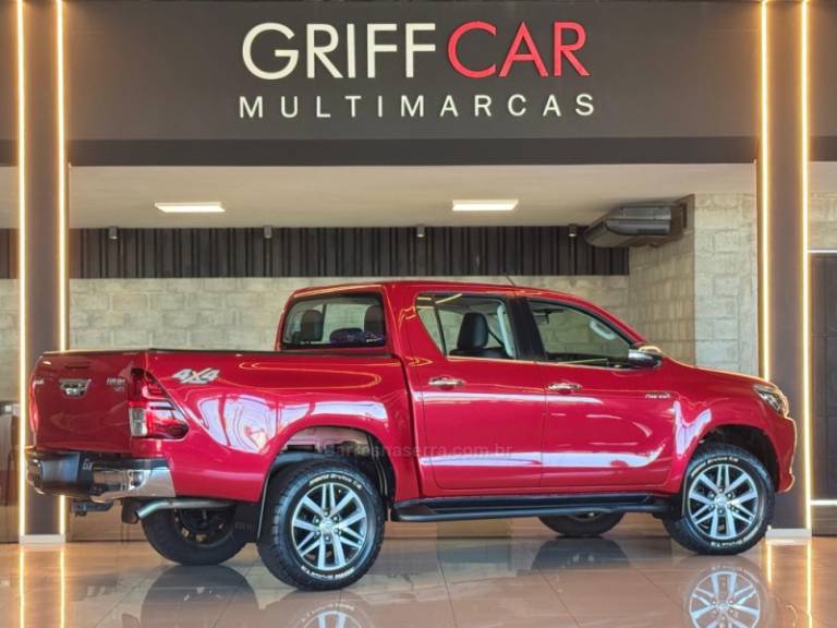 TOYOTA - HILUX - 2016/2017 - Vermelha - R$ 195.900,00
