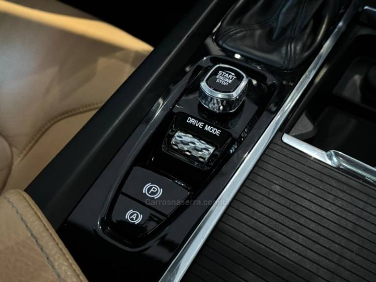 VOLVO - XC60 - 2019/2020 - Preta - R$ 189.900,00