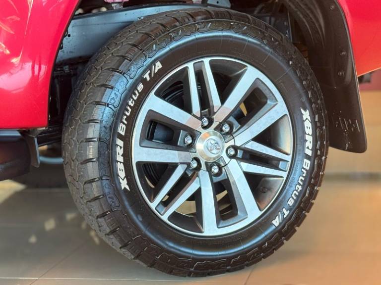 TOYOTA - HILUX - 2016/2017 - Vermelha - R$ 195.900,00