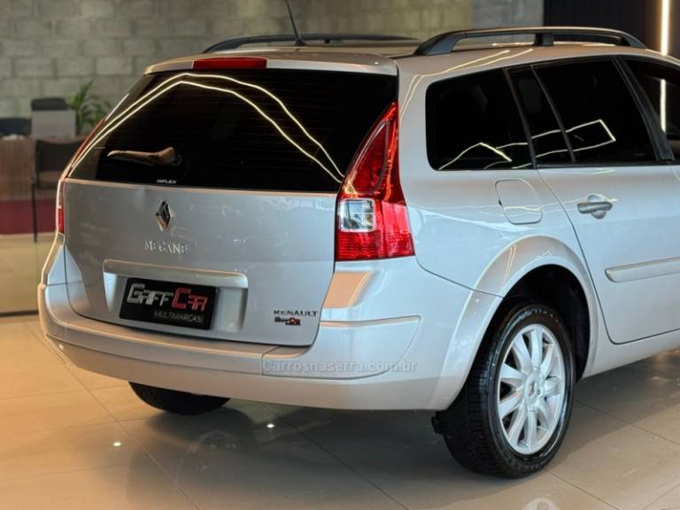 RENAULT - MÉGANE - 2011/2011 - Prata - R$ 35.900,00