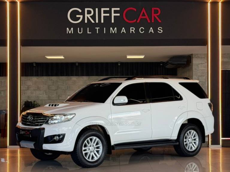 TOYOTA - HILUX SW4 - 2013/2013 - Branca - R$ 146.900,00