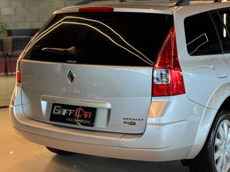 RENAULT - MÉGANE - 2011/2011 - Prata - R$ 35.900,00