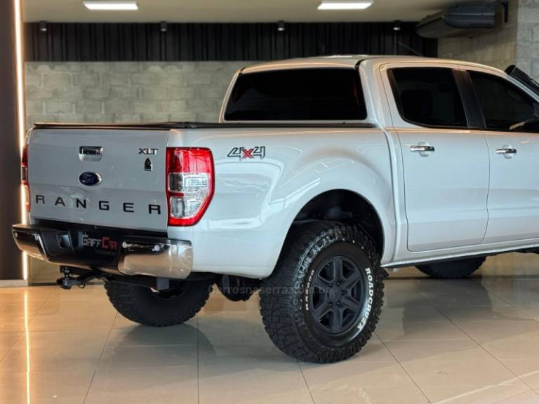 FORD - RANGER - 2013/2014 - Prata - R$ 121.900,00