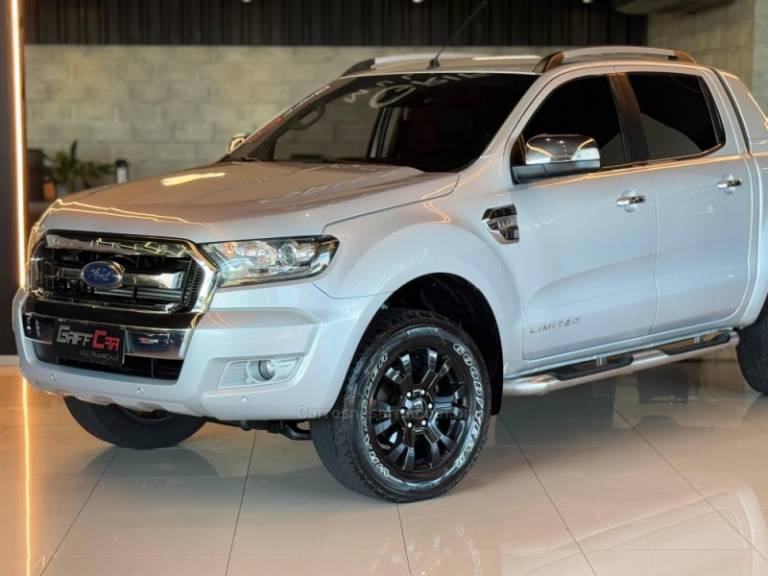 FORD - RANGER - 2017/2018 - Prata - R$ 153.900,00