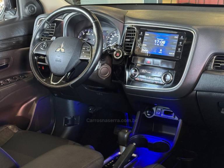 MITSUBISHI - OUTLANDER - 2015/2016 - Branca - R$ 121.900,00