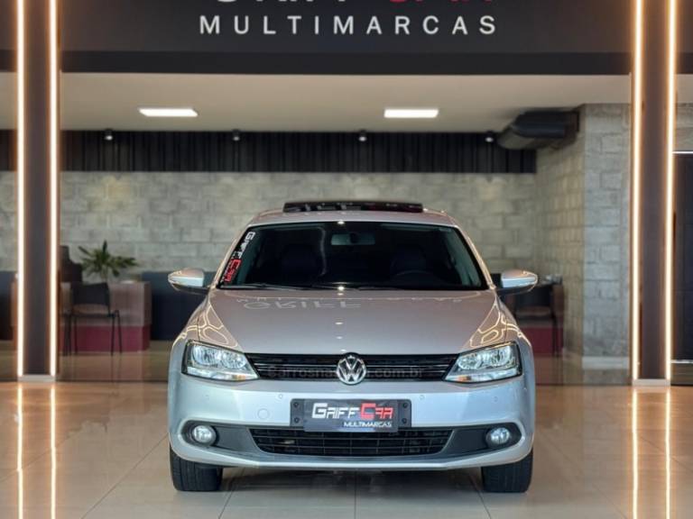 VOLKSWAGEN - JETTA - 2013/2014 - Prata - R$ 75.900,00