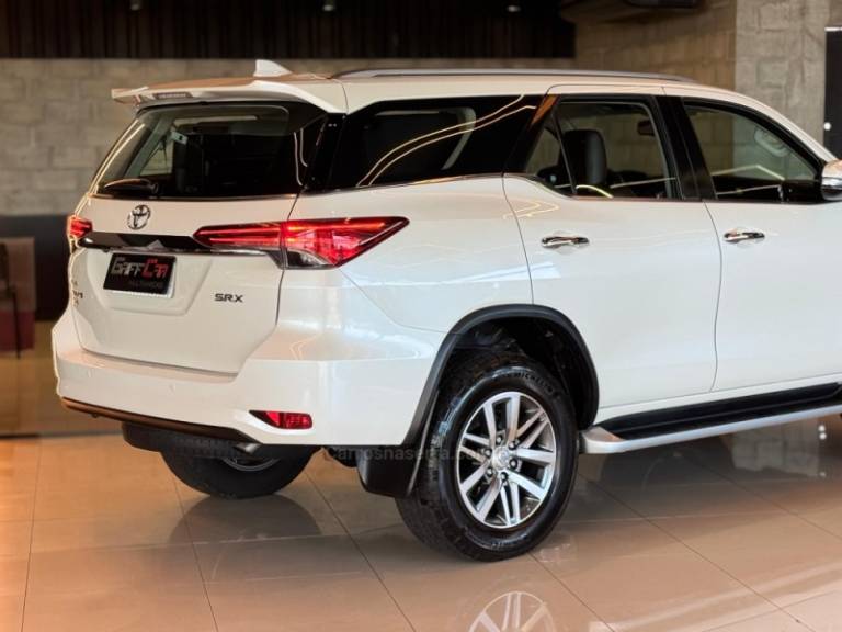 TOYOTA - HILUX SW4 - 2016/2017 - Branca - R$ 219.900,00