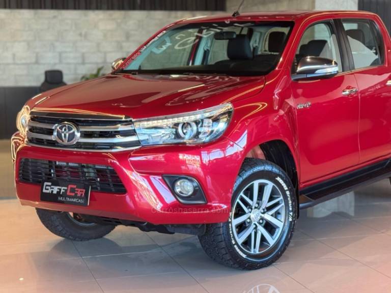 TOYOTA - HILUX - 2016/2017 - Vermelha - R$ 195.900,00