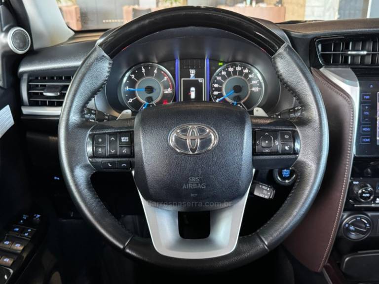 TOYOTA - HILUX SW4 - 2016/2017 - Branca - R$ 219.900,00